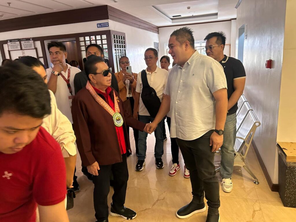 Pagbisita ni dating Ilocos Sur Governor Luis Chavit Singson sa lingguhang pagtataas ng watawat ng Pamahalaang Lungsod ng Malolos nitong ika- 25 ng Nobyembre 2024